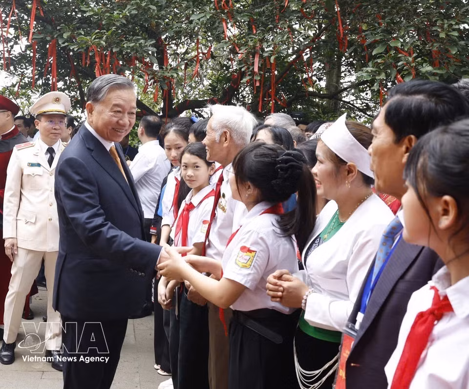 越共中央总书记、国家主席苏林与各界人民群众在国家特殊历史遗迹区雄王庙。图自越通社