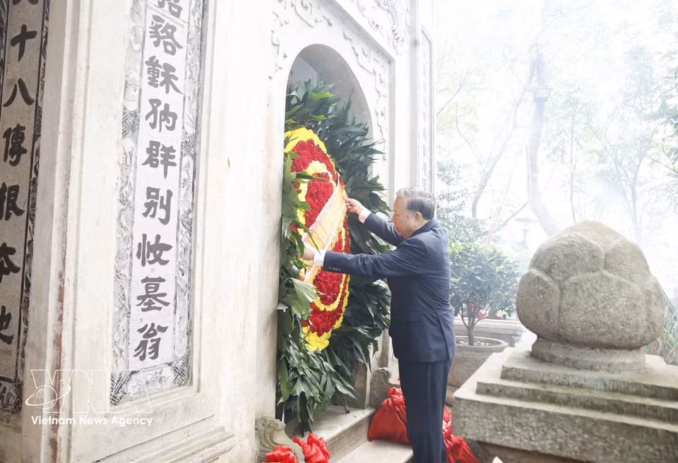 越共中央总书记、国家主席苏林在雄王陵进香、献花缅怀。图自越通社