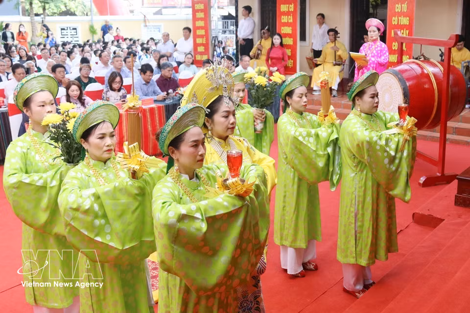 女官祭祀队执行传统祭礼。图自越通社