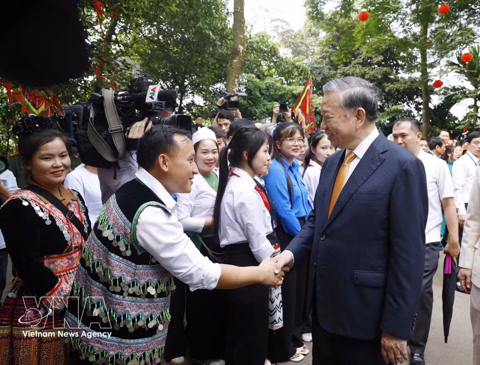 越共中央总书记、国家主席苏林与各界人民群众在国家特殊历史遗迹区雄王庙。图自越通社