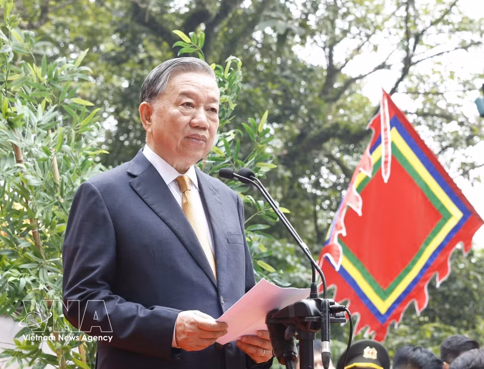 越共中央总书记、国家主席苏林在国家特殊历史遗迹区雄王庙与各界人民群众亲切交谈。图自越通社
