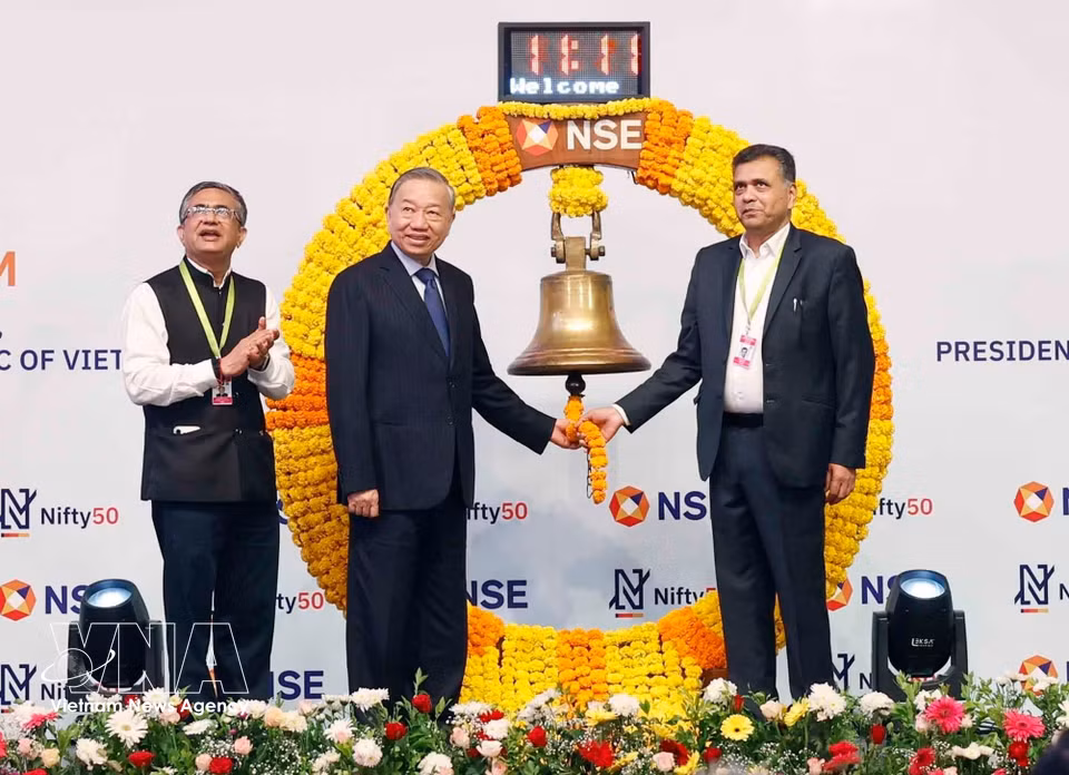 越共中央总书记、国家主席苏林在印度国家证券交易所（NSE）鸣钟。图自越通社