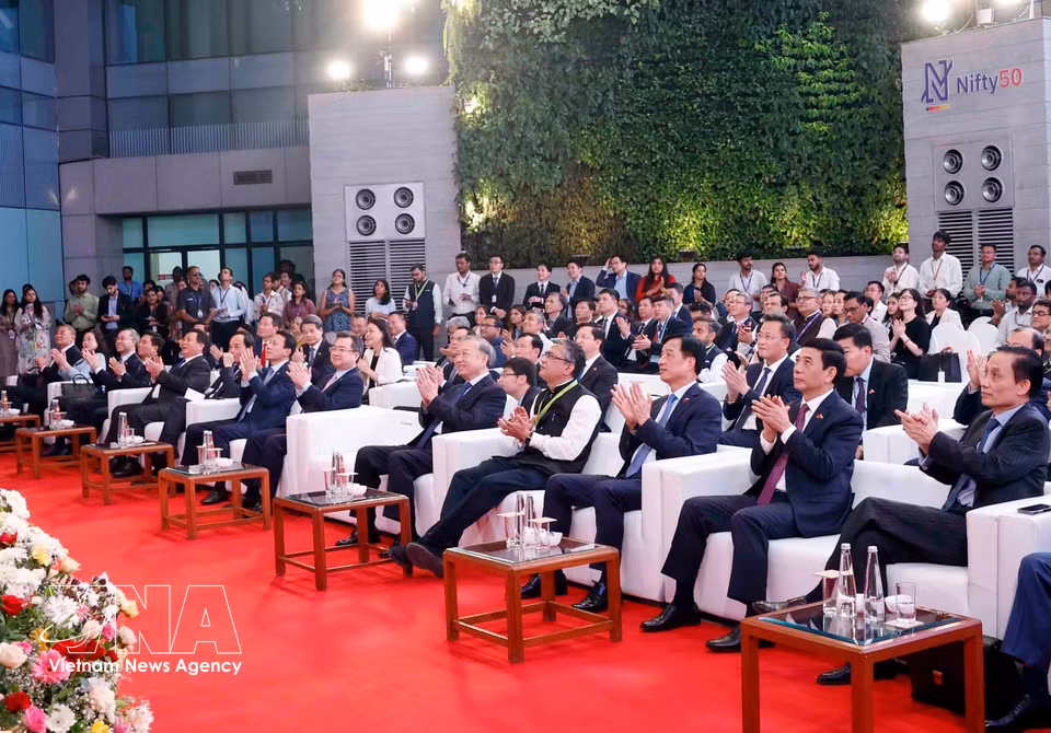 越共中央总书记、国家主席苏林在印度国家证券交易所现场。图自越通社
