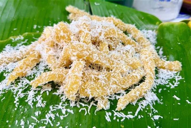 “木薯丝糕”(Bánh tằm khoai mì),选用磨碎木薯与椰浆、糖和木薯粉混合制成,是南部传统甜点代表之一。图自越通社