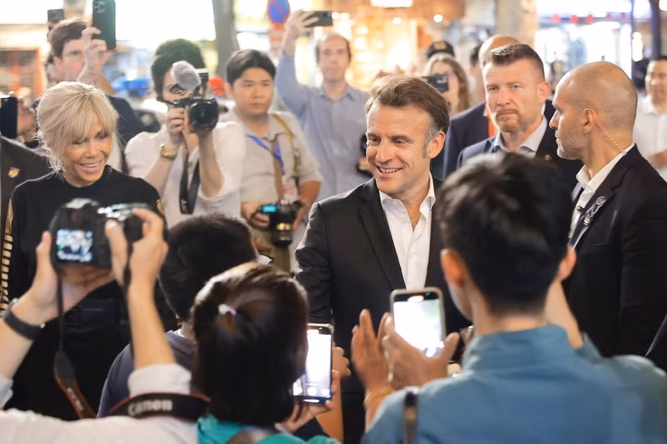 法国总统埃马纽埃尔·马克龙在河内古街区散步。图自越通社