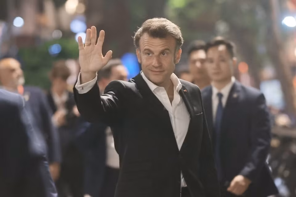 法国总统埃马纽埃尔·马克龙向首都河内人民挥手致意。图自越通社