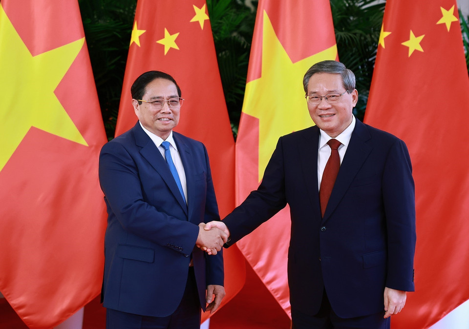 越南政府总理范明政与中国国务院总理李强。图自越通社