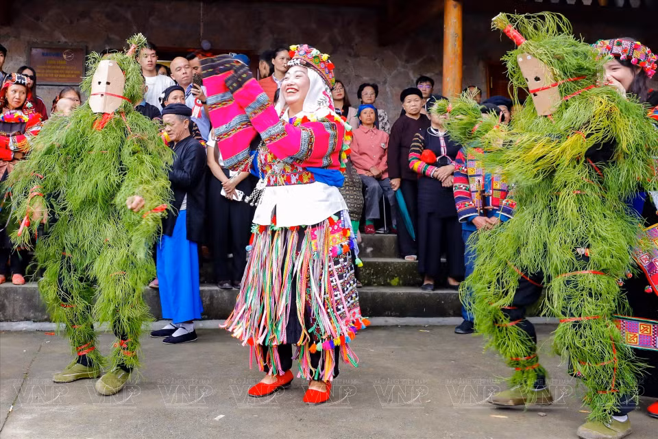 在倮倮寨的倮倮族祭祖仪式中，有“草人”表演——青年人身披草编服饰，佩戴面具。“草人”是倮倮族纪念远古建寨先祖的象征。图自越通社