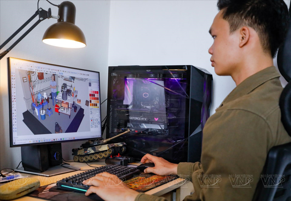 某个傍晚漫步在河内古街区，停在一处旧墙斑驳、灯泡陈旧、茶具朴素的街边茶摊前，他突然意识到，这些物件不仅是日常用品，更承载着时间与人情。他根据匆匆拍下的照片，创作了“河内街边”模型。他表示，构思是最耗时的环节。图自越通社