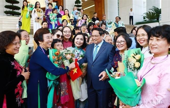 政府总理范明政会见出席2024年在河内举行的亚太地区女性科学家与工程师网络大会(INWES APNN)代表。图自越通社