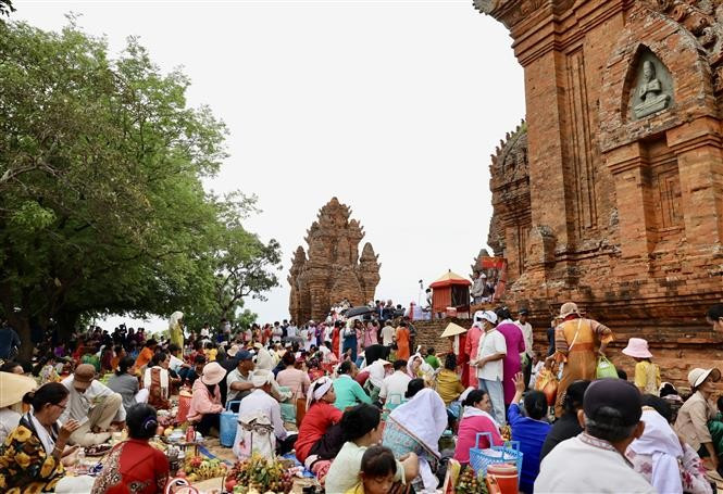 占族民众在卡特节期间携祭品登塔，祭祀神灵与祖先，祈愿风调雨顺、五谷丰登、家庭安康。图自越通社