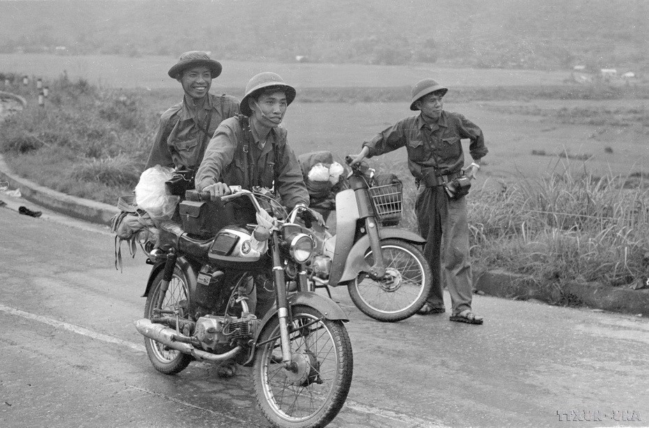 1975 年 3 月 29 日，记者陈梅响、玉诞和黄闪穿过海云山口，前往解放后的岘港。图自越通社
