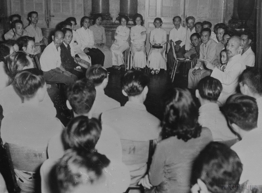 1956年10月,胡主席亲切会见回国参加建设的法国越侨。图自越通社