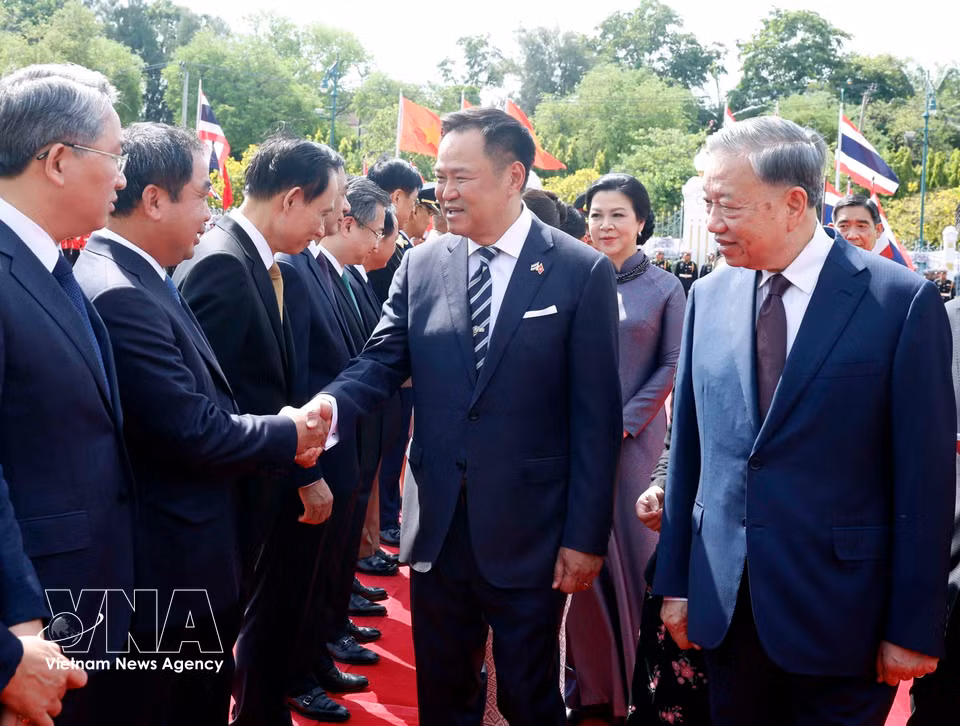 越共中央总书记、国家主席苏林向佩通坦·钦那瓦总理介绍出席欢迎仪式的越南高级代表团成员。图自越通社