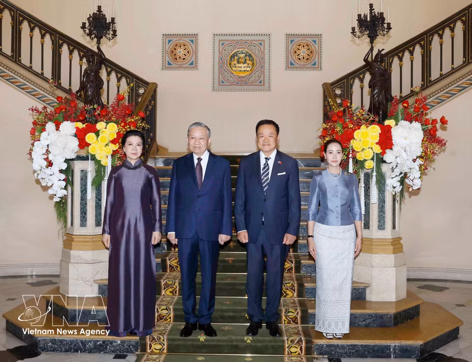 越共中央总书记、国家主席苏林偕夫人与泰国总理阿努廷·查恩维拉库尔偕夫人合影留念。图自越通社