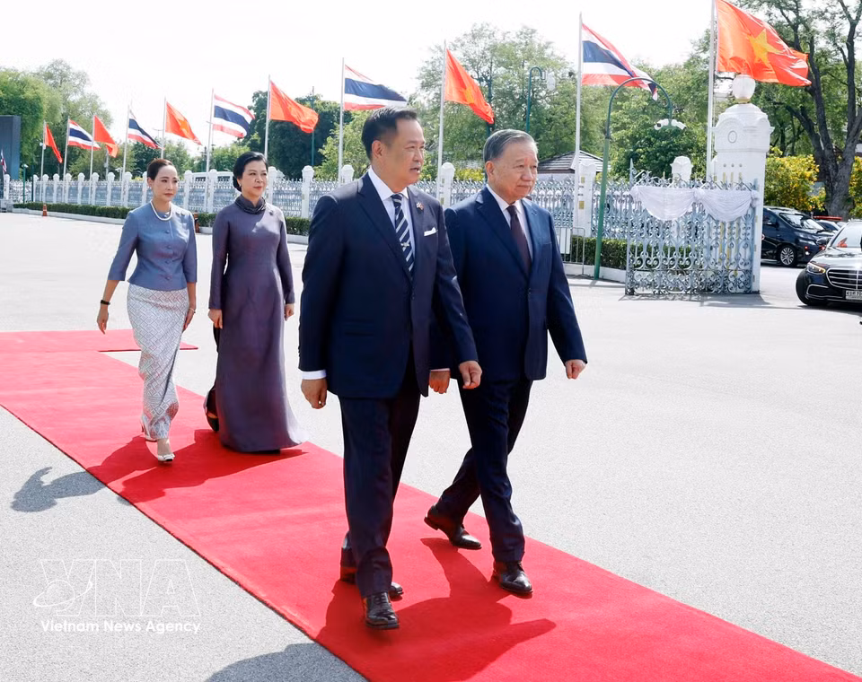 泰国总理阿努廷·查恩维拉库尔迎接越共中央总书记、国家主席苏林。图自越通社