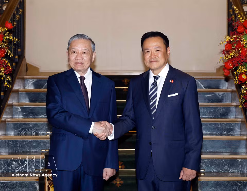 泰国总理阿努廷·查恩维拉库尔偕夫人主持隆重仪式，欢迎越共中央总书记、国家主席苏林偕夫人。图自越通社
