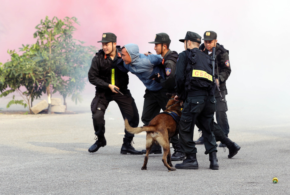 模拟攻击情景，镇压固守房屋的犯罪分子，迅速逮捕危险对象。图自越通社