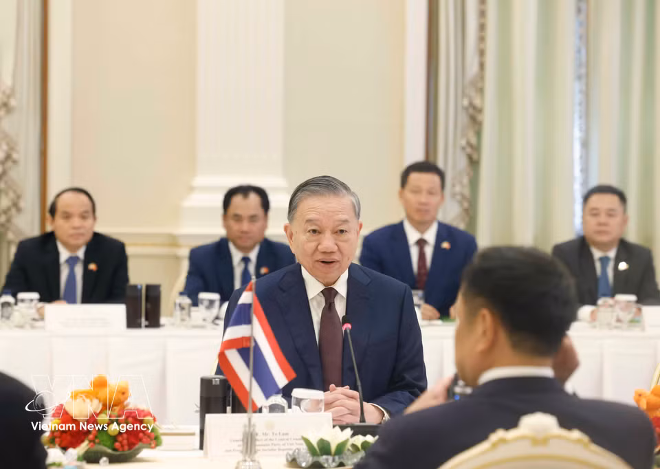 越共中央总书记、国家主席苏林在与泰国总理阿努廷·查恩维拉库尔的正式会谈上发表讲话。图自越通社