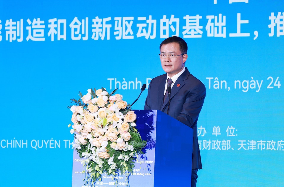 越南军队工业与电信集团(Viettel)董事长兼总经理曹德胜在越中企业论坛上发表讲话。图自越通社