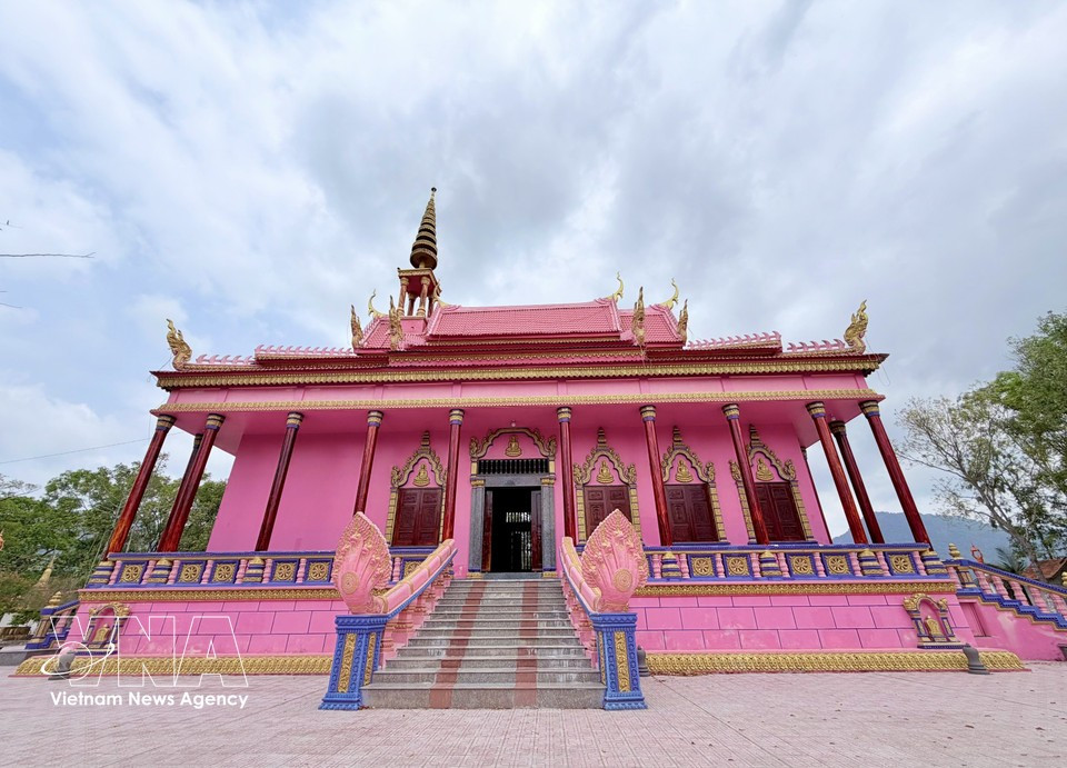 九头那伽神蛇成对蜿蜒于正殿通道两侧，象征高棉南宗佛教中的护佑与神圣。图自越通社