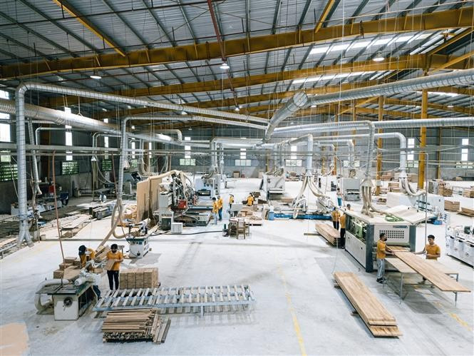 清化省灵山乡裴滩工业区的Bambo King Vina股份公司投资先进设备，提高林产品加工能力。图自越通社