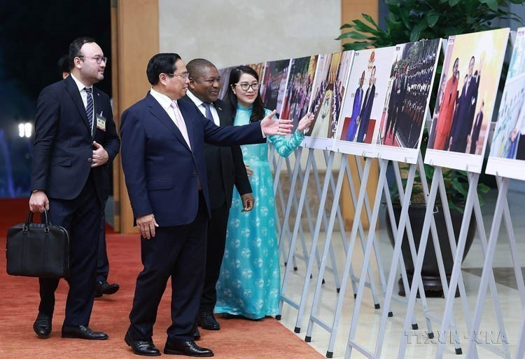 越南政府总理范明政与莫桑比克总统菲利佩·雅辛托·纽西参观由越通社主办的两国合作关系图片展（河内，2024年9月9日）。图自越通社