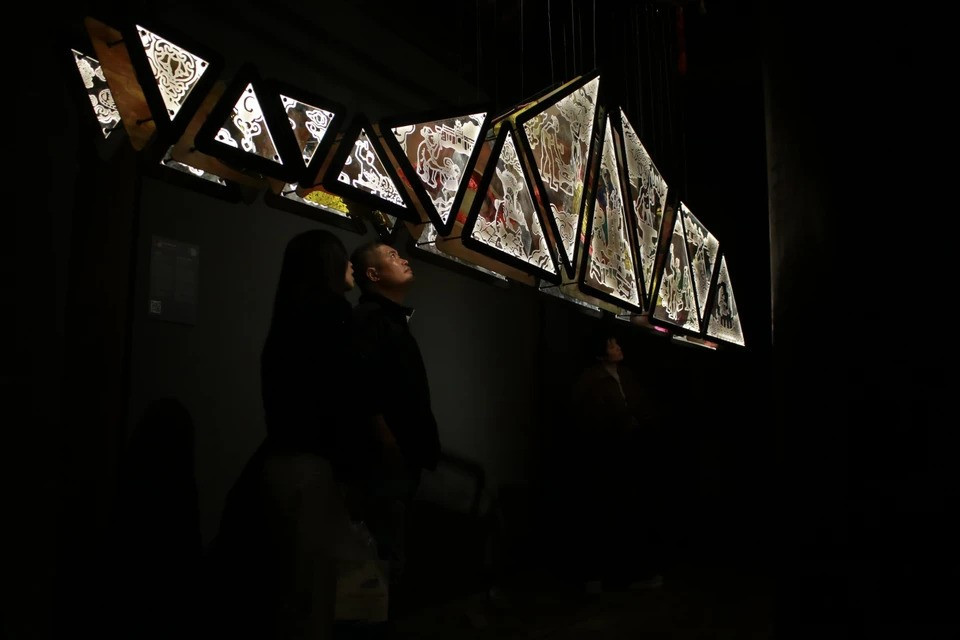 在作品《街坊手艺》中，龙边桥的形象尤为显眼，展现了古升龙的传统手工艺之美，以及深厚的文化与历史价值。图自Vietnam+