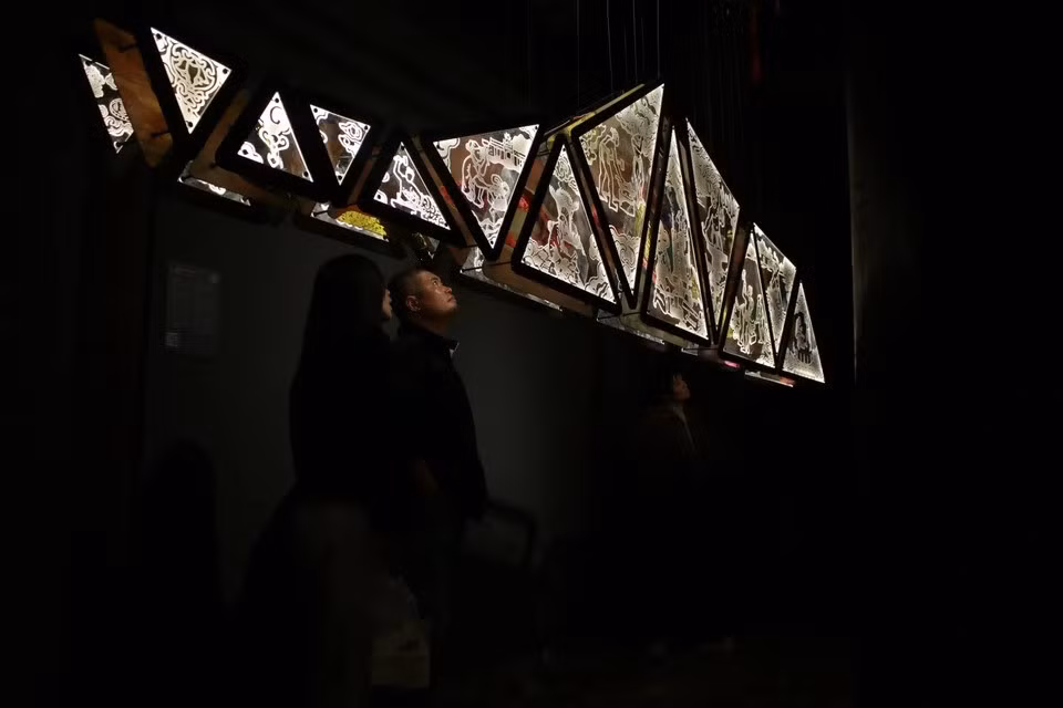 在作品《街坊手艺》中，龙边桥的形象尤为显眼，展现了古升龙的传统手工艺之美，以及深厚的文化与历史价值。图自Vietnam+