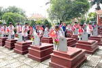 山罗省延州县延州镇（合并和两级地方政府实施前）的少年儿童与共青团员在县烈士陵园敬献香火，深切缅怀为国牺牲的英烈。图自 越通社