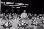 1966年12月，胡志明主席在河内举行的第四届英雄战士竞赛大会上发表讲话。图自 越通社