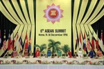 1998年12月，越南成功主办第六届东盟首脑会议，通过《河内行动计划》，为加强团结、深化合作、明确东盟发展方向作出重要贡献。图为：1998年12月15日至16日，第六届东盟首脑会议在河内举行，时任越南政府总理潘文凯与各国代表团团长共同签署《河内宣言》。图自 越通社
