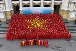 绚丽奥黛舞动广场 首都河内妇女同心拼出祖国国旗