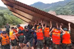 1. 越南军队力量在老街省保安县福庆乡努村全力搜寻因山体滑坡失踪人员。图自 越通社
