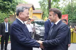 苏林总书记与法国总统参观设在主席府的胡志明主席遗迹区。图自 越通社
