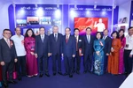 苏林总书记与各位党和国家领导人在越南通讯社展区合影留念。图自 越通社