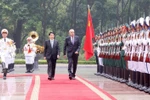 国家主席梁强与匈牙利总统舒尤克·道玛什共同检阅越南人民军仪仗队。图自 越通社