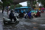 10月7日早晨，32号国道多处路段被积水淹没。图自 越通社