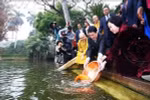 国家主席梁强同旅外越侨代表在升龙皇城上香