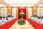 越共中央政治局与政府党文常委召开工作会议
