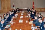 1995年4月11日至17日，越共中央总书记杜梅对韩国进行正式访问，并与韩国总统金泳三举行会谈。图自 越通社