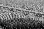 1975年9月2日上午举行的庆祝越南民主共和国成立30周年的集会、阅兵和游行活动，吸引了40多万名群众和军民以及600多名国际代表参加。图自 越通社