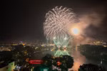 烟花璀璨迎新年 越南吸引大批外国游客跨年