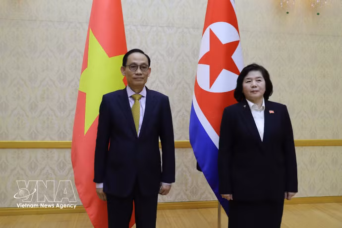 越共中央总书记、国家主席苏林特使，越共中央政治局委员、外交部部长黎怀忠同朝鲜劳动党中央委员会政治局委员、朝鲜国务委员会委员、朝鲜外务相崔善姬举行会谈。图自越通社