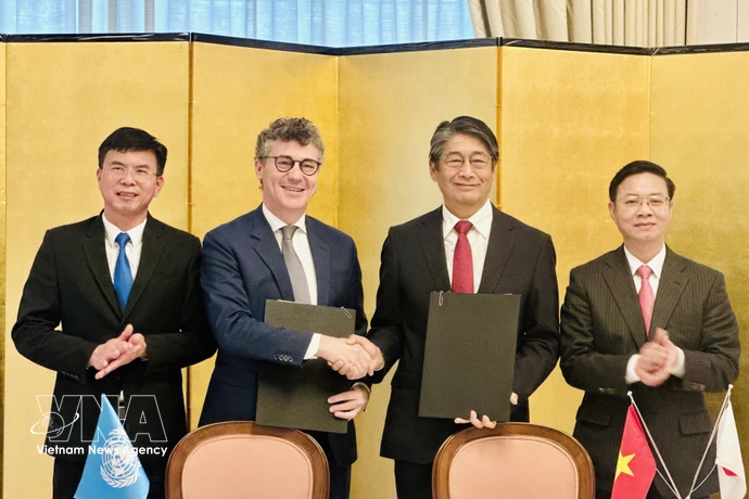 联合国教科文组织驻越南首席代表乔纳森·华莱士·贝克与伊藤直树大使签署项目实施协议。图自越通社