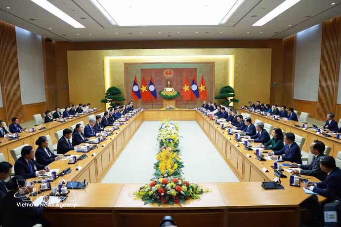 越南政府总理黎明兴与老挝人民民主共和国总理宋赛·西潘敦举行会谈。图自越通社