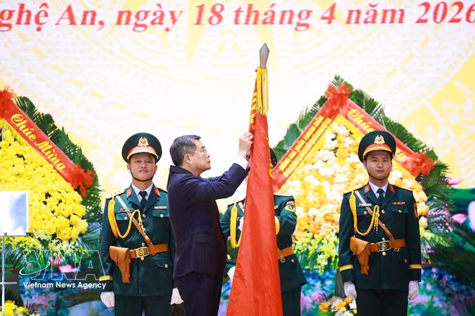 黎明兴总理：第四军区续写辉煌篇章，牢牢捍卫亲爱的越南祖国