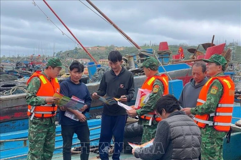 边防部队与海警加强对渔民的宣传力度。图自越通社