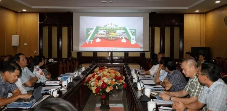 清化省人民委员会代表观看清化省在2025年秋季博览会上的展馆设计效果图。图自清化报