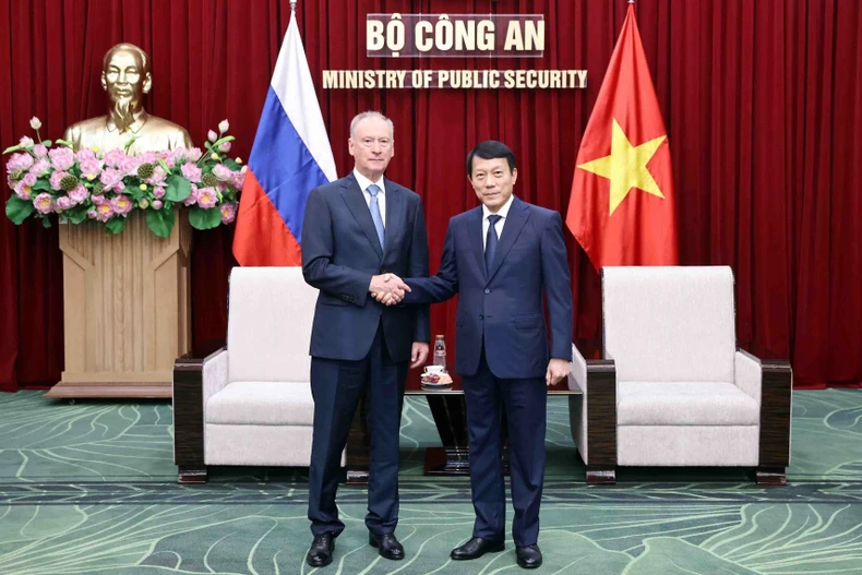 越南公安部长梁三光大将与俄罗斯联邦总统助理、国家海事委员会主席尼古拉·帕特鲁舍夫。图自越通社